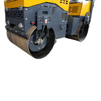 Mini-compacteur vibrant thermique portatif pour réparation routière, également disponible en version autoportée avec siège