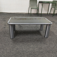 Table basse contemporaine d'accent avec la base d'acier inoxydable et la surface en verre