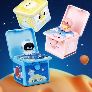 Llavero de Plástico 3D Estereoscópico con Forma de Bomba Explosiva, Astronauta Sorpresa, Muñeco de Dibujos Animados, Lindo Colgante Creativo Pequeño para Aliviar el Estrés - Product Image 1