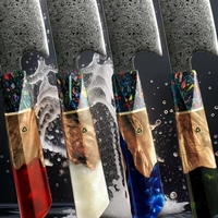 Couteau Santoku japonais de 8 pouces Damas Chef Cleaver 67 couches en acier VG10 avec manche en résine époxy ambrée