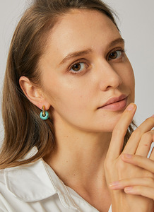 Modernos Pendientes de Aro de Aleación de Cobre y Latón con Colgante de Turquesa, Chapados en Oro, con Engaste Geométrico, Logotipo Personalizado, Unisex, a la Moda - Product Image 2