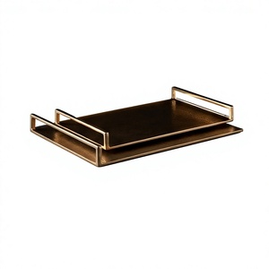 Plateau de service rectangulaire doré en métal lourd texturé moulé, article de vaisselle pour cuisine et salle à manger, en stock - Product Image 1
