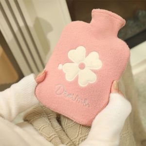 <span class=keywords><strong>Bolsa</strong></span> de Agua <span class=keywords><strong>Caliente</strong></span> de Felpa con Diseño de Trébol, Material de PVC Antiexplosión y Antiescaldaduras, <span class=keywords><strong>para</strong></span> Calentar <span class=keywords><strong>el</strong></span> <span class=keywords><strong>Vientre</strong></span> y las Manos - Product Image 5