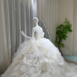 Robe de mariée de luxe Lsoy064 en organza crème avec rosettes, dentelle et perles, coupe princesse avec traîne et voile, sur mesure Jancember - Product Image 5