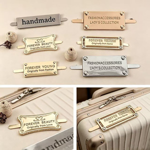 Etiquetas de Metal Clásicas para Bolsos con Letras Grabadas, Ecológicas, en Colores Dorado/Plateado, Accesorios Hechos a Mano para Bolsos y Gorras - Product Image 3