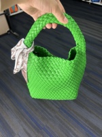 Sac à main tissé à la mode pour femmes avec porte-monnaie chaîne pliable petit fourre-tout sac à bandoulière robe et style dame