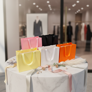 Bolsas de Papel Blanco de Alta Gama con Logotipo Personalizado para Tiendas de Ropa Femenina de Lujo - Product Image 1