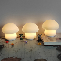 Vente en gros OEM Lampe de nuit tactile en silicone colorée rechargeable avec piles AAA, abat-jour rond, lampe boule en silicone pour enfants