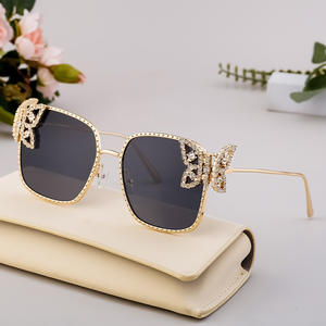 Gafas de sol elegantes con diamantes de imitación y mariposas para mujer, protección UV400, montura metálica, estilo Instagram, gafas de sol a la moda. - Product Image 4