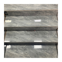 Carreaux de marches d'escalier en marbre de style moderne, motif de carreaux de marches, design poli, un ensemble de carreaux en porcelaine pleine masse pour les escaliers