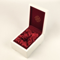 Boîte cadeau en bois laqué pour parfum, doublure intérieure en velours satiné doux, logo personnalisé pour l'emballage de flacons de parfum et la promotion de la marque