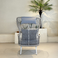 Fauteuil d'extérieur moderne avec dossier tressé haut et coussins, chaise de jardin pour terrasse