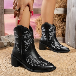 Bottes courtes tendance pour <span class=keywords><strong>femme</strong></span>, style <span class=keywords><strong>cowboy</strong></span>/cowgirl, brodées, à talon épais, collection Printemps-Automne 2026 - Product Image 1