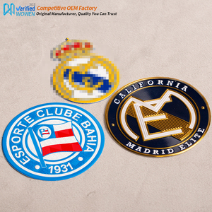 Tùy chỉnh sắt-on 3D bóng đá logo phong cách cổ đ<span class=keywords><strong>i</strong></span>ển TPU cao su 3D Silicone truyền nhiệt dập nổ<span class=keywords><strong>i</strong></span> nhãn hàng may mặc hình chữ nhật SEW-on huy hiệu - Product Image 2