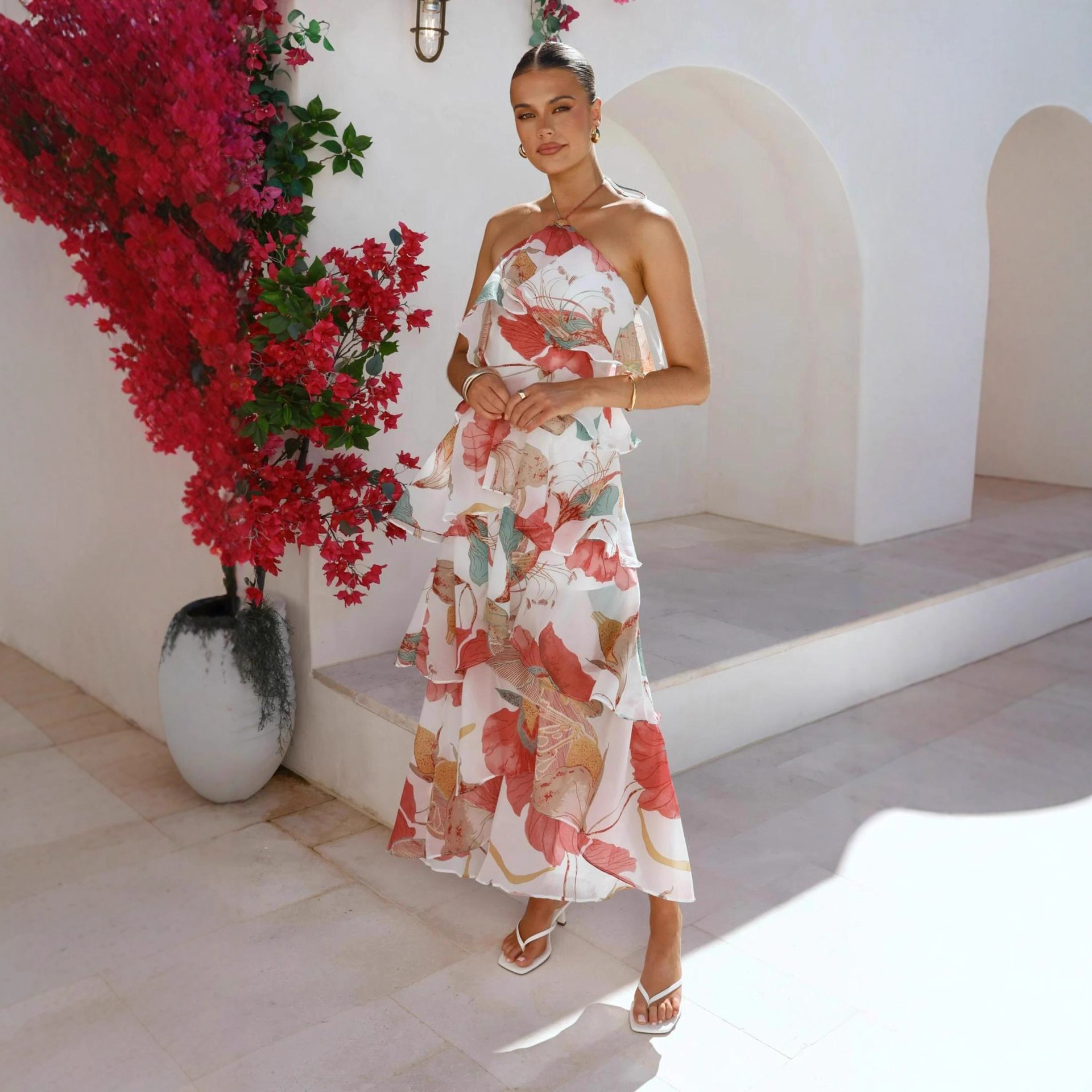 Grande fleur rouge sur fond blanc