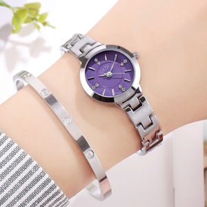 Relojes de cuarzo sencillos en plata y oro, relojes de lujo para mujer con correas de aleación. - Product Image 1