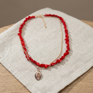 Collar de cuentas rojas con forma de piedra para mujer, con segunda cadena dorada y colgante de concha, joyería moderna estilo hip hop para regalo - Product Image 3