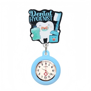 Porta-credenciales con Clip para Enfermera, CNA, UCI, Higienista Dental, con Reloj, Diseño Colorido con Temática Médica, Material Plástico - Product Image 4