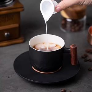 แก้วกาแฟเซรามิกขนาดเล็ก 70 มล. สไตล์เรโทร ทำ<span class=keywords><strong>มือ</strong></span> พร้อมหูจับไม้ สำหรับกาแฟเอสเพรสโซ <span class=keywords><strong>ชา</strong></span> และเครื่องดื่มอื่นๆ เหมาะสำหรับใช้ในออฟฟิศ - Product Image 4