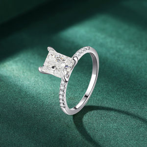 Anillo de Moissanita Personalizado de 2 Quilates con Forma Rectangular, Anillo de Compromiso de Plata de Ley 925 para Mujer con Certificación GRA - Product Image 3