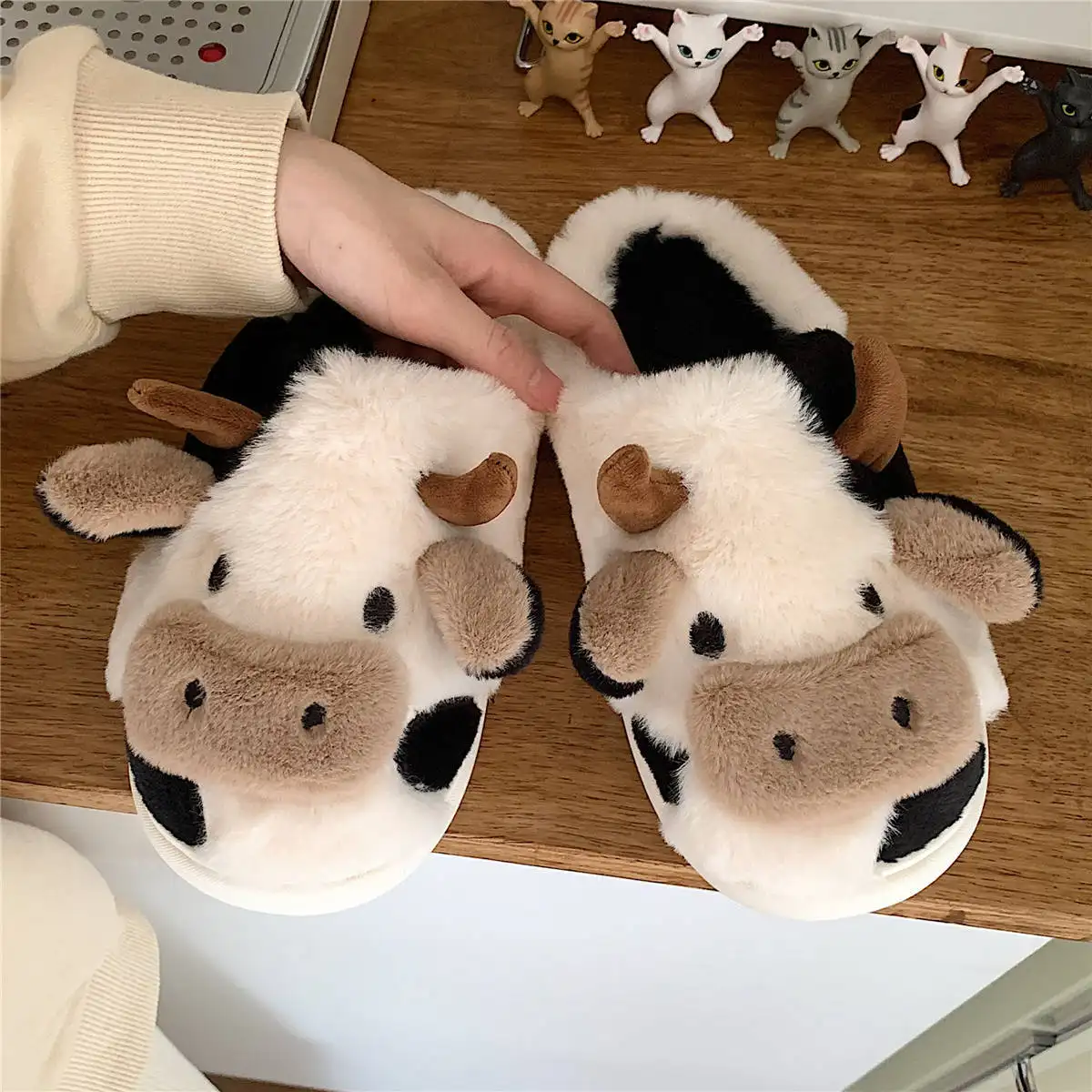 Cute cow design plush slipper lovely girl bedroom slipper soft sole warm home slippers women