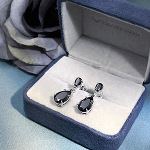 Boucles d'oreilles pendantes en argent sterling plaqué or 18 carats, style classique et minimaliste, avec moissanite noire taille poire, Tianyu Gems - Product Image 1