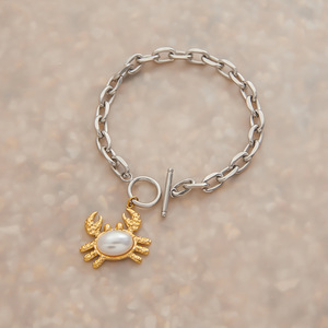 Pulsera de Cadena de Acero Inoxidable con Colgante de Cangrejo Dorado y Dije de Perla - Product Image 2