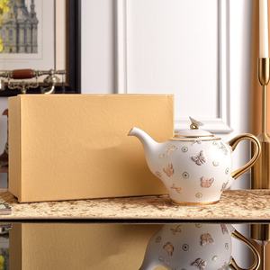 Service à café en céramique vintage avec relief papillon, tasses et soucoupes, ensemble classique avec pot à café - Product Image 3