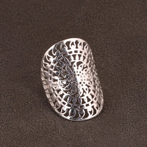 Anello in Metallo a Forma di Girasole Traforato, Gioiello da Dito in Stile Vintage Britannico, Nuova Collezione, Fornitura di Fabbrica - Product Image 5