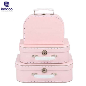 Caja cosmética rígida Indaco con lunares rosas, asa dorada e impresión en lámina. - Product Image 2