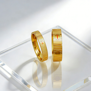 Vertikal gestreifter römischer Muster-Edelstahlring mit 18K Goldplattierung, Vintage Unisex-Schmuck, anlaufbeständig - Product Image 1