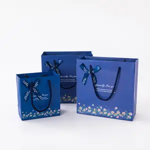 Sac d'emballage de vêtements Sac cadeau bleu Retour cadeau floral Sac en papier