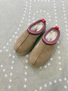 Botas de algodón de lujo, cálidas, antideslizantes, ligeras, de suela gruesa y resistentes a los olores, disponibles para hombres y mujeres. - Product Image 4