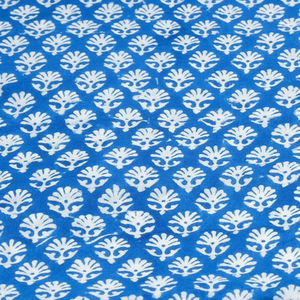 Tissu indien imprimé de blocs de coton floral fait à la main au mètre pour robes et vêtements pour femmes - Product Image 1