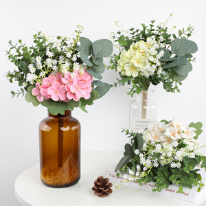 Bouquets de mariage artificiels Guanyi, fleurs en soie et plastique, eucalyptus, marguerites, gypsophile pour décorations de table de mariage. - Product Image 2