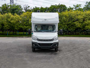 Nuevo camión de autocaravana RV tipo C de lujo personalizado con cocina de baño y paneles solares independientes - Product Image 3