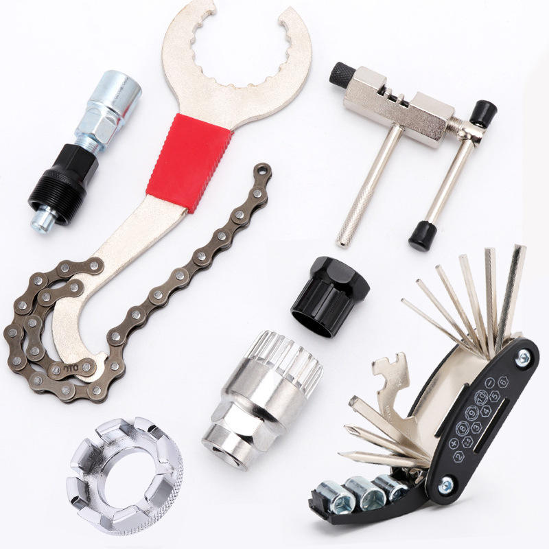 Ensemble de quatre pièces + coupe-chaîne 724 + clé à rayons + outil 16 en 1