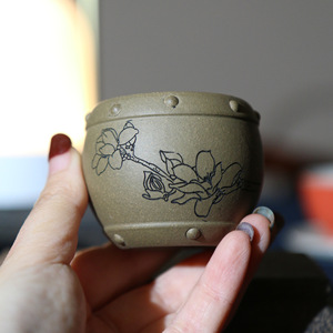 Maceta Miniatura de Arcilla Morada en Forma de Tambor, Diseño de Loto Hecho a Mano para Plantar Bonsáis y Suculentas - Product Image 3