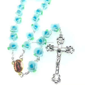 Collier Chapelet Religieux en Perles de Terre Cuite Bleue Douce avec Croix de Jésus et Centre Vierge de Guadalupe Doré - Product Image 5