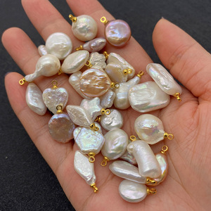 Galería de Perlas Barrocas |   Colgantes de Acero Inoxidable con Baño de Oro PVD de 18K para Dijes de Agua Dulce |   Duradero, Impermeable y Resistente al Deslustre - Product Image 4