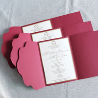 Invitation pliante de poche perle rouge minimaliste moderne avec texte d'estampage à chaud doré cartes en papier de luxe faites à la main papeterie de mariage