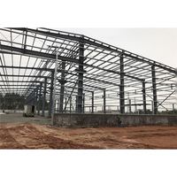 Construcción de Galpón para Fábrica con Estructura de Acero Pesado y Techo de Panel Sándwich
