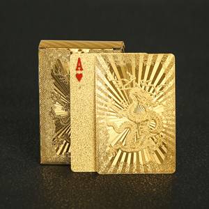 أوراق لعب مخصصة بنمط التنين الذهبي مصنوعة من البولي إيثيلين تيريفثالات مع رقائق ذهبية أنيقة ومتينة لجلسات اللعب والفعاليات الفاخرة - Product Image 1