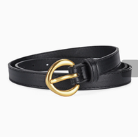 Ce ceinture en cuir noir élégante et fine est doté d'une boucle à ardillon en alliage mat poli en forme de U, avec des bords nettoyés et lisses, très élégante.