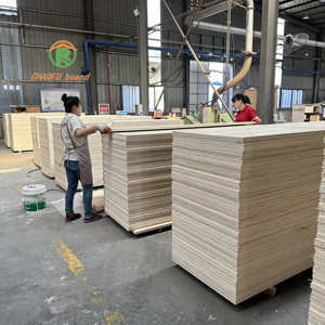 Venta al por mayor 4x8 paneles de <span class=keywords><strong>madera</strong></span> maciza 18mm de espesor chapa de abedul <span class=keywords><strong>madera</strong></span> contrachapada de álamo E0 moderno para la decoración de muebles para cocina Villa - Product Image 6