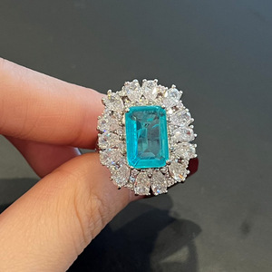 Anello Cocktail F1448 con Smeraldo, Oro Massiccio 18K, Diamanti Taglio Brillante Rotondo, Incastonatura a Pavé, Gioiello Raffinato da Donna per Fidanzamento - Product Image 3