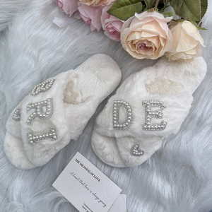Pantoufles en Fourrure Plates Blanches Personnalisées avec Lettre MRS pour Mariée, Croisées et en Peluche, pour Femmes et Dames - Product Image 3