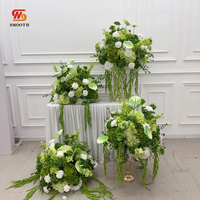 Arrangement floral élégant et personnalisé en rouge foncé, boule florale avec feuillage suspendu, pour centre de table