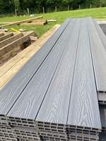 Revêtement de terrasse composite WPC imperméable en gros pour extérieur - Carrelage de piscine 140x25mm à fixation par clip pour jardin et patio