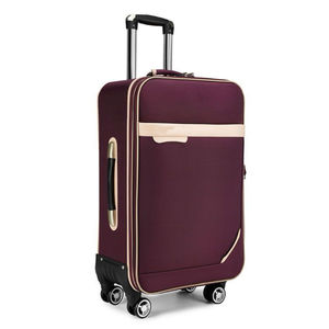 Persone di mezza età e anziani che viaggiano con trolley leggero da viaggio - Product Image 1